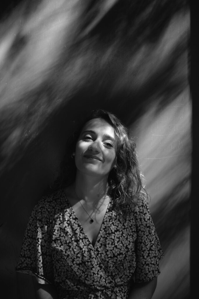 portrait noir et blanc de Colombine Jacquemont, collaboratrice et créatrice sonore du solo "de nos ruines naîtra la couleur"